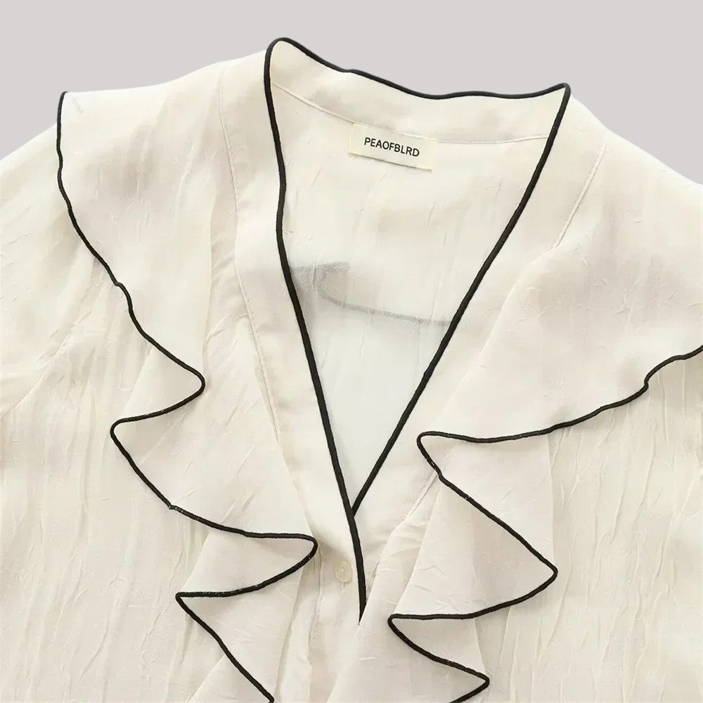 Léandra | Vit blus med svarta randdetaljer